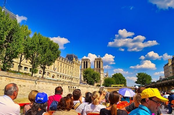 Comment réserver une croisière commentée à Paris ?